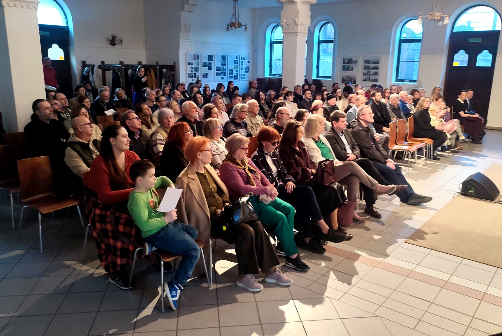 Medzi svetlom svetom 25