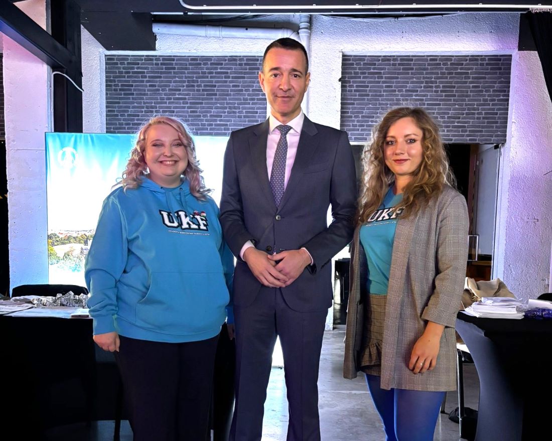 fd7b5302 7365 4a36 aad8 1b4cea84bfcf kk 