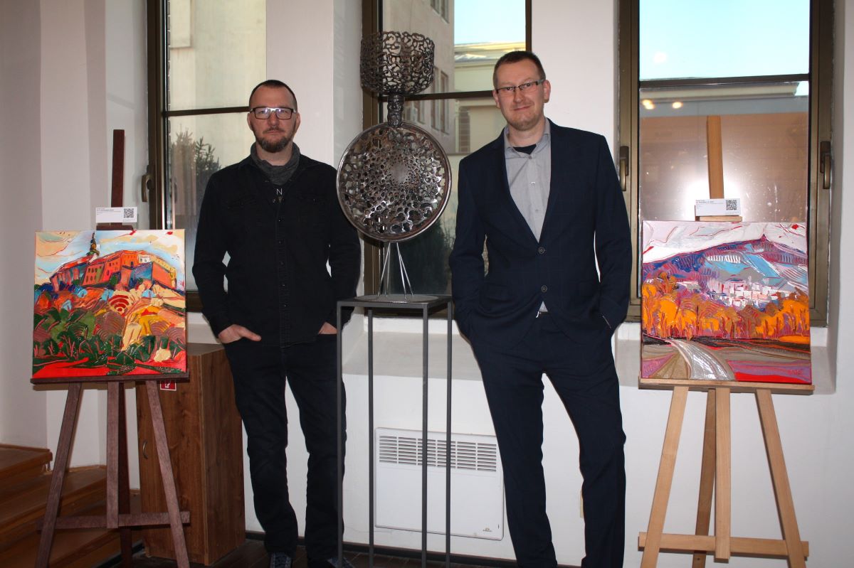 Naši úspešní absolventi majú spoločnú výstavu Medzi svetlom a svetom